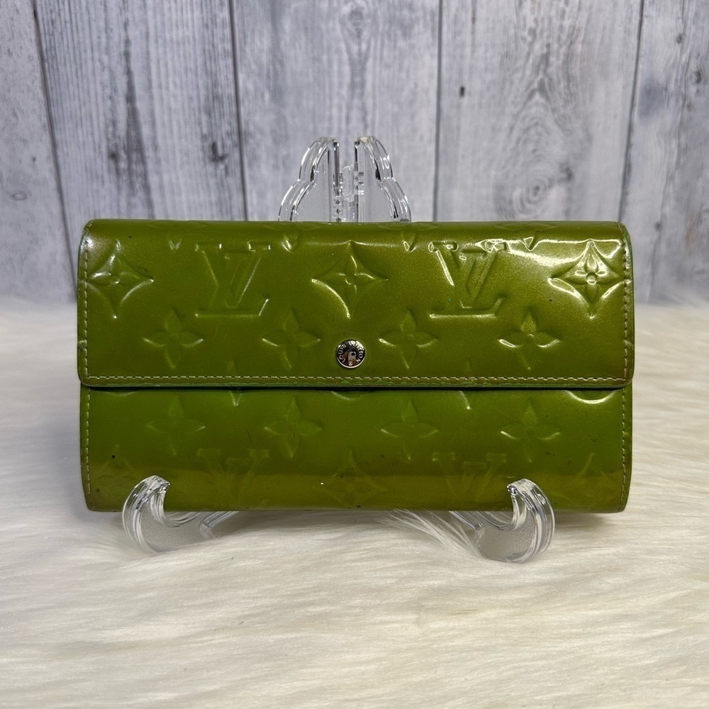 LOUIS VUITTON vernis long wallet in green